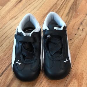 Toddler boys puma Velcro sneakers. Size 8